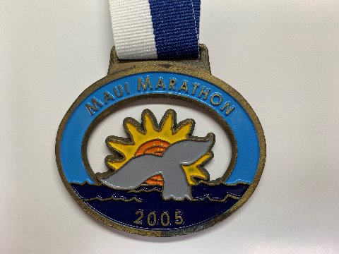 さて終活！？の一環として、これまでにゲットしたメダルを整理してみました。　これは2005年8月のマウイマラソン、私の記念すべき初フルマラソンでした。FBのプロフィールの写真も恥ずかしながらこの時のゴールシーンです。ランナーズ誌にも載ったんですよ。