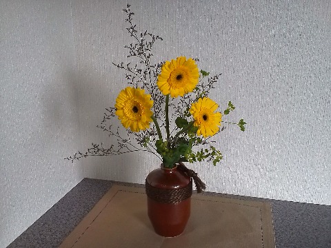 今回の玄関のお花は，ビタミンカラーのガーベラです．少しは元気が出ますかね？