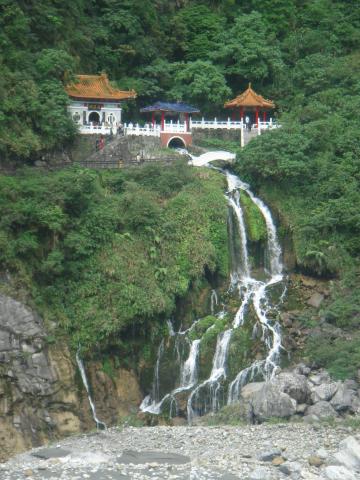 台湾屈指の名勝，タロコ渓谷の風景です．