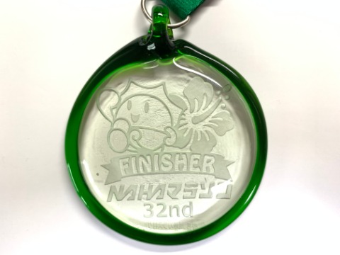 この琉球ガラスのメダルは、2016年のNAHAマラソン。タイムは制限時間ギリギリのワーストでしたが、いろんな波瀾を乗り越えて仲間がそろってゴールできたベスト思い出の大会でした。