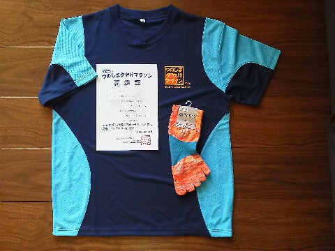 地味なような派手なようなTシャツは参加賞ですが，タビオのソックスは「角島マラソン『限定』モデル」にひかれて買っちゃいました．海と夕やけの色をイメージしたそうです．
