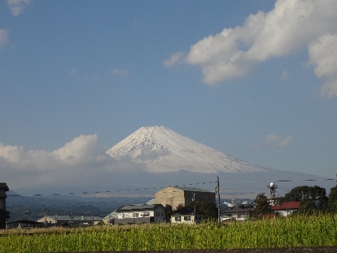 その裾野市からの富士山です．こんな景色を毎日眺められるとはうらやましい限りです．