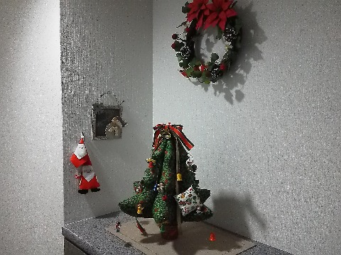 今の玄関のしつらえはクリスマスバージョンです．ぬいぐるみのツリーは30年くらい前に義妹が作ってくれて，サンタのマスコットは義母の作品，リースも知人の手作りです．というわけで，我が家の作品はありません･･･