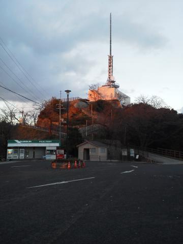 黄金山の頂上です．テレビの電波塔があります．ずっと以前はレストランもあったのですが，なくなってしまいました．