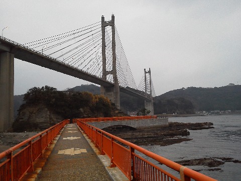 宿から呼子大橋の下にある弁天島まで歩いてみました．この橋ができて満潮時でも島に渡れるようになったそうです．