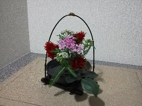 玄関のお花は先日の花材のリユース．一部がダメになっても花器と生け方を変えれば残りのお花はリユースできます．