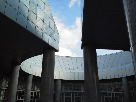 比治山の代表的な施設である広島市現代美術館です．建物自体がなかなか芸術的ですね．