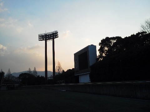 そんな春日公園の球技場．なんだか夕方みたいですが，夜明けです．