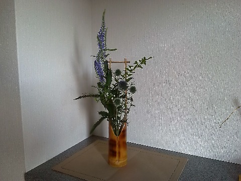 玄関は，引き続き熊本のJAで買ってきた和の花です．あんまり自信はないですがトラノオとアザミかな？