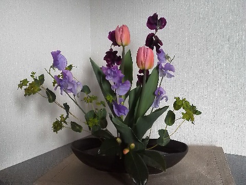 今回のお花は，春の花スイートピーを主に紫系のカラーでまとめてみました．とのことです．