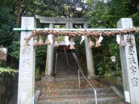 ここは熊野神社。こぢんまりとしていますが、17世紀の建立という歴史のある神社なんですよ。
