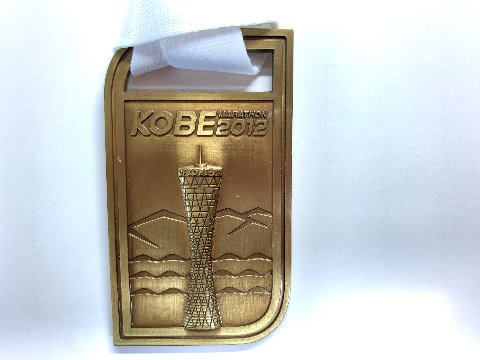 　久々に完走メダルのご紹介です。2012年神戸マラソン、たしか第2回大会でした。