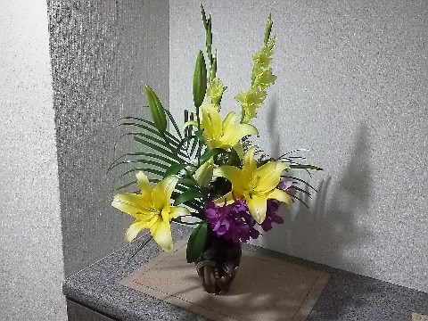 今回の玄関のお花は，父からのおすそ分けです．先週熊本で父の三回忌を行いましたが，その時の飾りのお花を斎場からいただいたので持って帰ってきました．大輪の百合が玄関中に香っています．