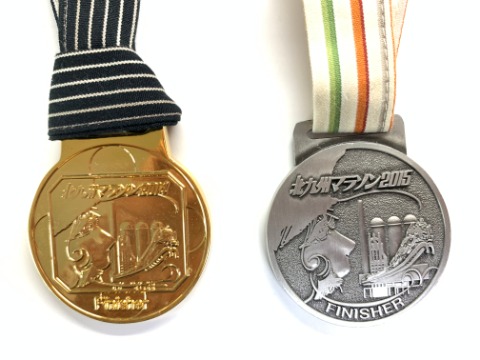 今回のメダルは、2014年・2015年の北九州マラソンです。左側の横顔は、銀河鉄道999のメーテル。松本零士さんが北九州出身ですからね。