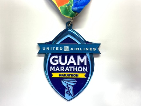 このメダルは、2018年ユナイテッド・グアムマラソンです。ここも青い海を眺めながらとは行かず、雨の中でのランでした。　　さて１年以上に渡ってご紹介してきたマラソン大会のフィニッシャーメダルですが、これが最終回です。　この大会を最後にフルマラソンは走っていませんし、叙勲！？の予定もないので、もうこんなメダルをもらうこともないでしょう。　　でも、運動が大の苦手で表彰なんて全く無縁だった私が単なる完走賞とはいえこんな数々のメダルをもらえて、ちょっぴり嬉しい10数年間でした。
