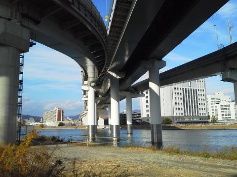 猿候川を渡って頭上にそびえるのは，広島高速２号線です．
川向こう右手の建物はMツダの技術３号館．ある意味で全社の中枢です．