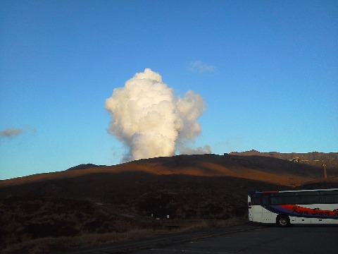 日にちが前後しますが，これは３連休の時の阿蘇中岳の噴煙です．つくばからやってきた長男夫婦に火口の絶景を見せてやりたかったのですが，立ち入り禁止でここまでしか行けませんでした．今日は小規模な噴火があったようですから，しかたなかったということですね．