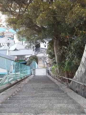 先日予告しました，黄金山周辺の神社巡りです．ここは竃（かまど）神社．ご覧の通り，仁保姫神社に引けを取らないくらいの高い階段です．