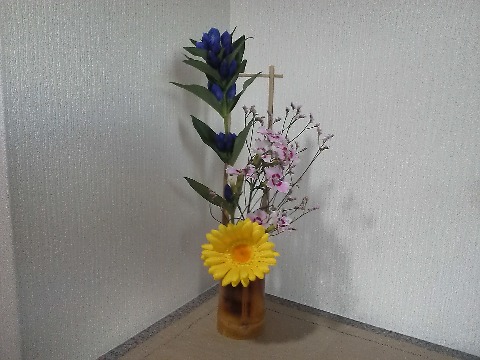 今の玄関のお花です．足元のヒマワリが遊び心･･なんだそうです．
