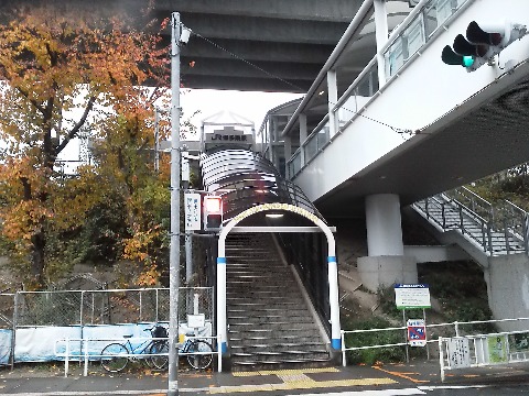 お隣の博多駅とは規模が二桁くらい違いそうな可愛らしい駅でした．頭上を通るのは，JR九州の九州新幹線の本線です．