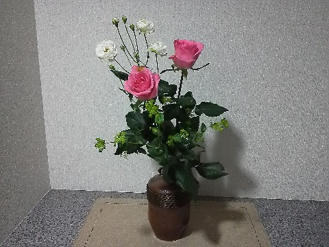 玄関のお花がしばらくぶりに変わりました．バラは珍しくないですが，花瓶のほうはだれかさんは見覚えがあるかも･･･？