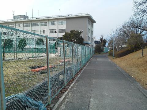 今日のコース写真は，広島大学付属東雲小中学校です．ずっと昔，次男がここの校庭に入り込んでは一人でバスケをやっていました．