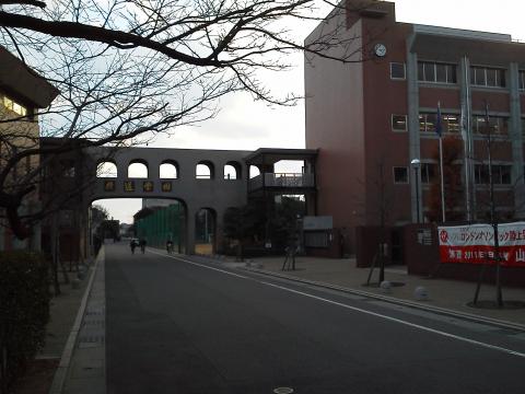 この修道学園は，今は東京で仕事をしている次男が中学・高校の青春時代を過ごしたところです．ロンドン五輪陸上に出場した慶応大の山縣選手もOBなんですね．