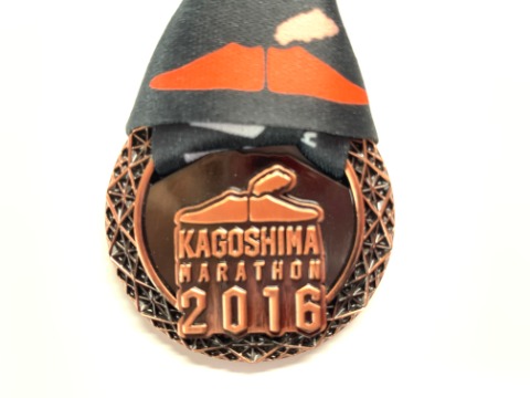 このメダルは2016年の第1回鹿児島マラソンです。参加賞Tシャツの１円玉デザイン？も印象的でした。