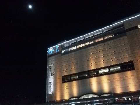 これは広島駅前の風景．月がきれいでした．