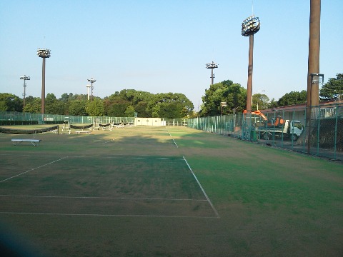ここは，つい先日までインターハイのテニス会場だったテニスコートです．