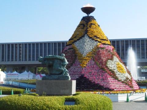 これがフラワーフェスティバルのシンボル，平和公園に設置された「花の塔」です．