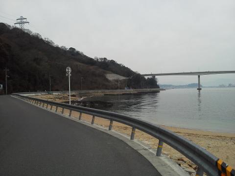 この辺りは，広島ベイマラソンのコースにも使われます．
遠くに見えている広島大橋をくぐります．