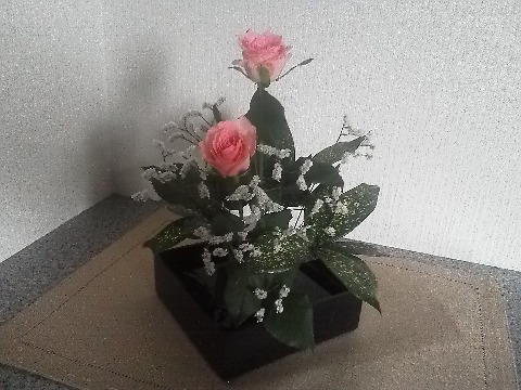 今回の玄関のお花は，以前のものと似通った花材です．でも，先日のは細口の花器で高さを強調し，今回は広口の花器にこじんまりとまとめてみました，ってなことを作者が言っていました･･･