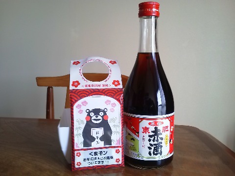 それはさておき熊本では，お屠蘇は特産の赤酒を使います．みりんのように甘いお酒です．くまモンお年玉袋とセットになったお屠蘇もちゃんとついて売っています．