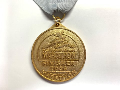 これは2006年7月のゴールドコーストマラソンのメダルです。このコースは、下関海響マラソンのように後半は一旦スタート地点を通り過ぎてまた折り返して戻ってきます。まだ２度目のフルだったので、ちゃんと戻って来られるかどうかとても不安だったのを思い出します。海沿いでほぼ真っ平らなコースです。