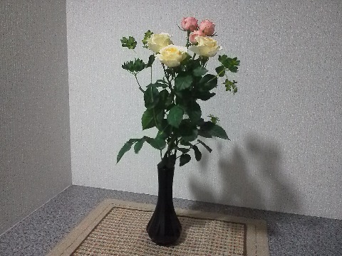 今回の玄関のお花はバラ．そう言えば福山のバラ祭りはいつだっけ？と思ったら，まだ１ヶ月近く先なんですね．5/17（土）・18（日）だそうです．