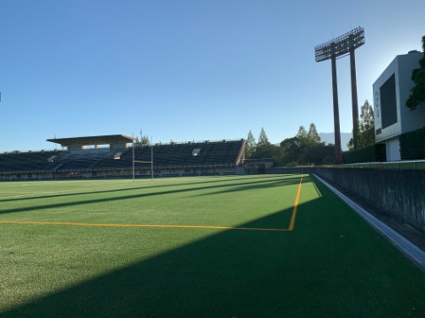 球技場の人工芝張替えが、工期はまだあと半月ありますがほぼ出来上がったようです。ラグビー用の黄色とサッカー用の白色ラインが鮮やかです。