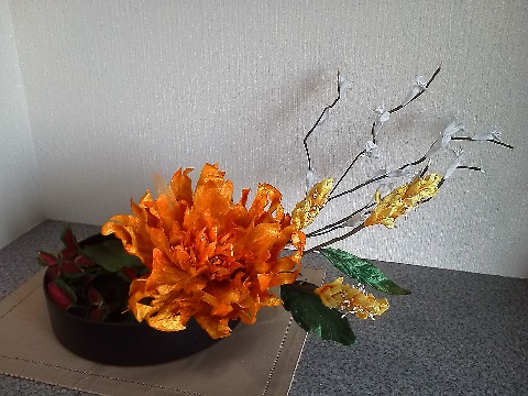 今回の玄関のお花，さあこの大きな花は何という名前でしょう？　実はこれは創作された実在しないお花です．購入品ですが，アレンジはかみさんです．