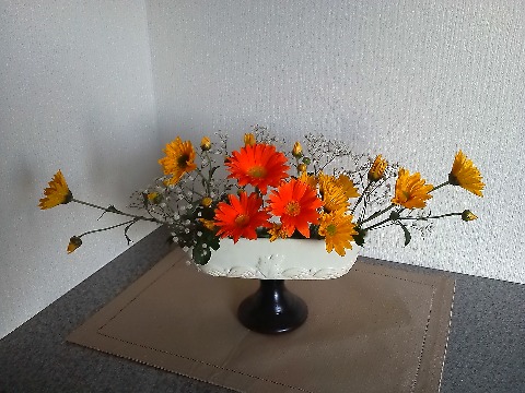 今の玄関のお花は，私の好きなビタミン・カラー，ガーベラと菊です．