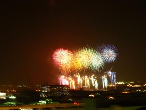 昨夜の桑名市水郷花火大会・・自宅マンション（娘の友人宅玄関前）より