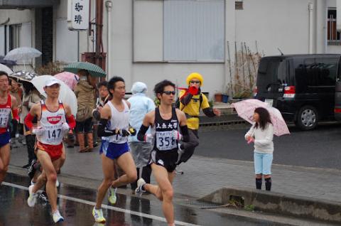 そして、問題児？！の応援併走ラン！
TVに映ったトップ集団併走のあとYUZOさん応援の2度目の併走