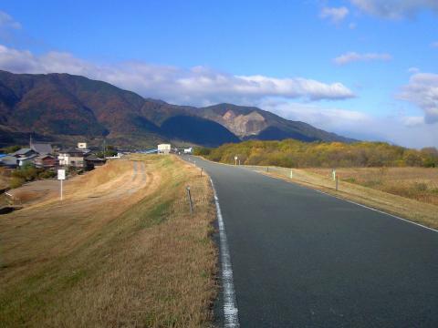 遠くの山の紅葉が少しきれい！13KM地点で走る方向を見て