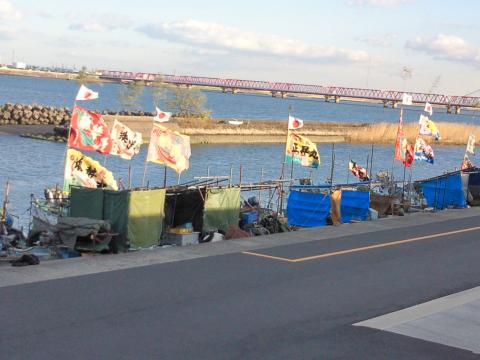 漁船には大漁旗があがっていた。