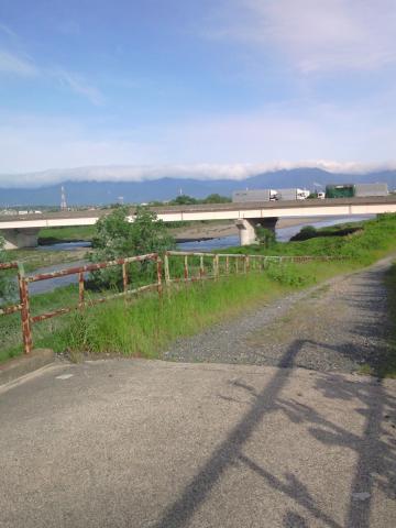 同じ場所から振り返って東名阪道路