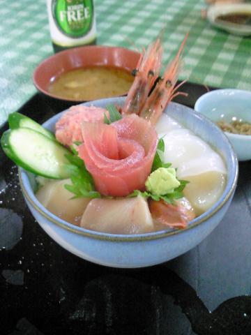 こちらは昨夜の夕食の海鮮丼1000円いくら海鮮丼も1000円でした。
大遠会館というお店（まぐろ加工工場直送ならではの新鮮なネタが格安にいただけるお店 元々、遠洋漁業の 船員とその家族が利用していたビジネスホテル『大遠会館』が経営するまぐろレストラン）
嫁がアルフィーのコンサートに行っていたので娘と外食でした。