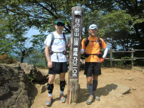 日の出山山頂。
ここで登りはほぼ終わり、後は下るだけなのでほっとしている二人。
でも、この油断が・・・。