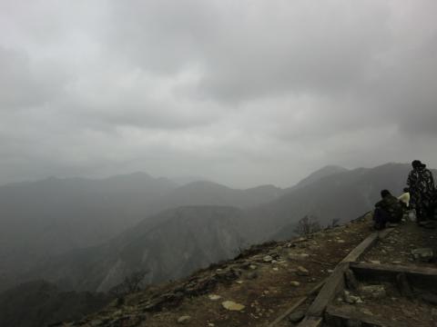 塔ノ岳山頂からの眺め、雲が広がり視界が悪く残念