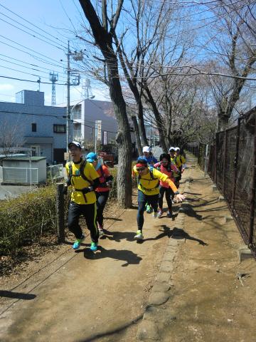 上水沿いの緑道を走る面々。
期待に違わず、受けを取りに行くすかぶぅさん。