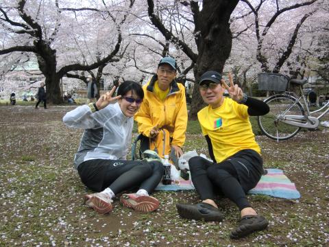 小金井公園でランチ。所望するガソリンを補給して元気を取り戻した様子。
mantomanさんの横座りはいつみても悩ましい。