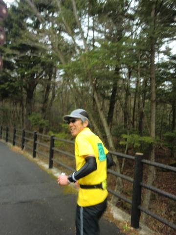 80㎞手前のミカンさん、雨のなか颯爽と走り去って行かれました。